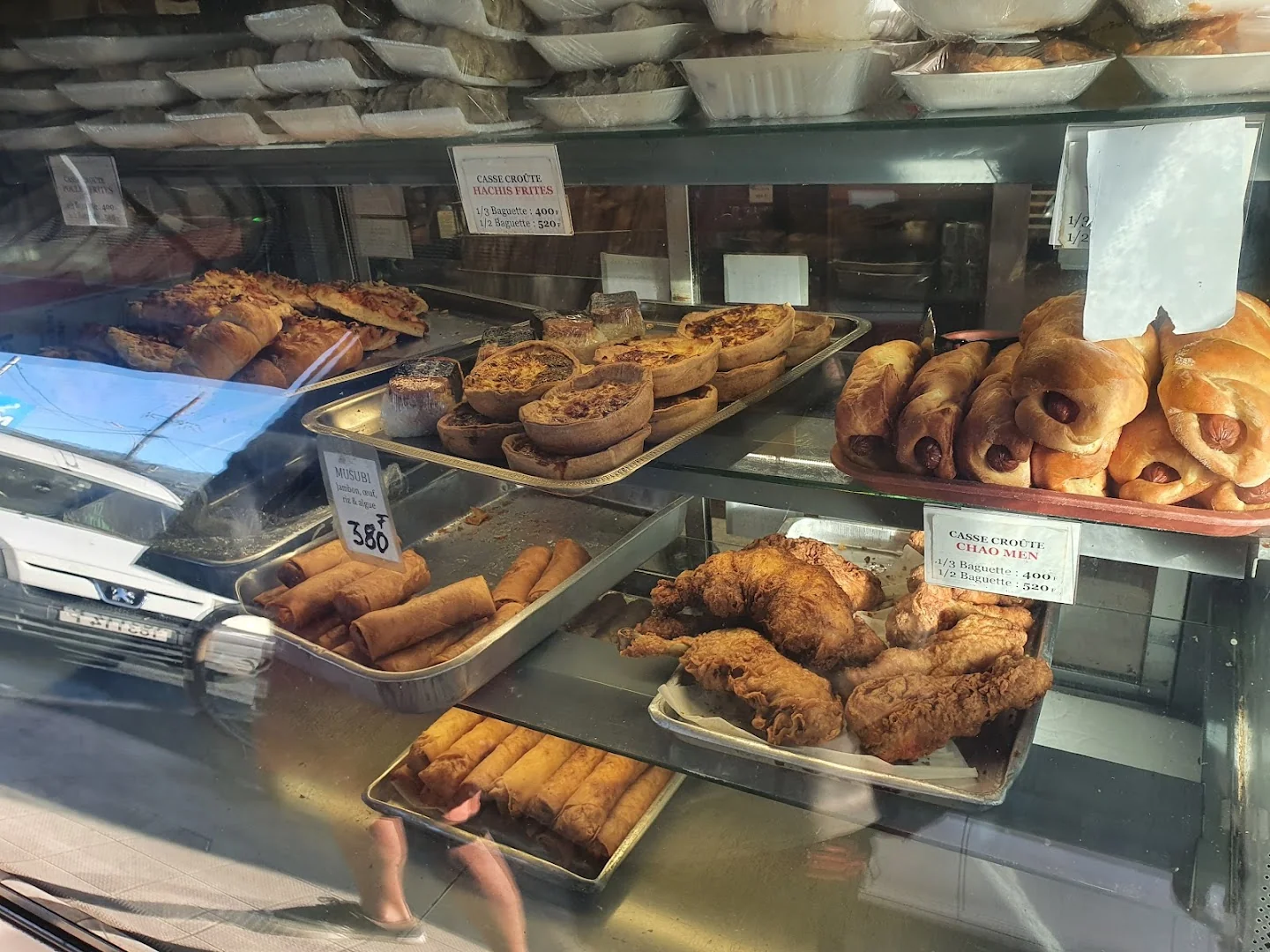 Magasin LEAA, comptoir avec Chao Men, casse-croûte poulet frites, pâtés et nems