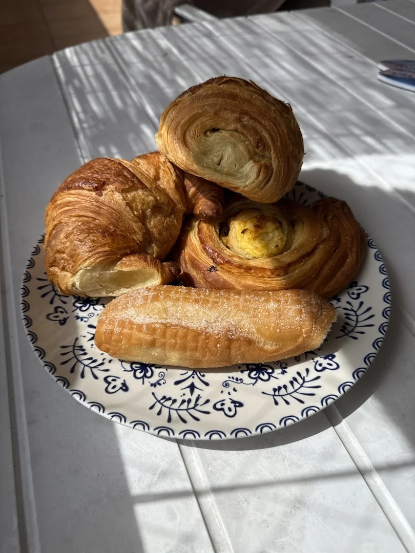 Magasin LEAA, croissant, pain au chocolat, escargot raisin et donut sur assiette en faïence