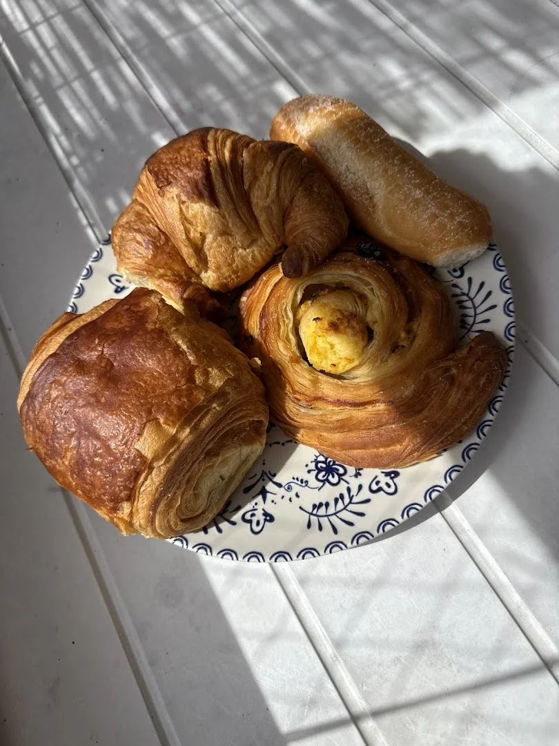 Magasin LEAA, croissant, pain au chocolat, escargot raisin et donut sucré sur assiette